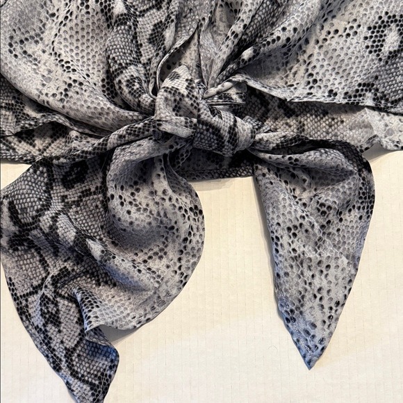 NWT entro Snakeskin Print Tie-Front Blouse with Bell‎ Sleeves. Light and flowy - Picture 4 of 4